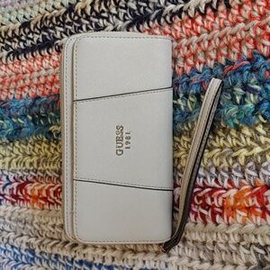 🍁LARGE GUESS WALLET WITH WRISTLET LIGHT GRAY/STONE COLOR